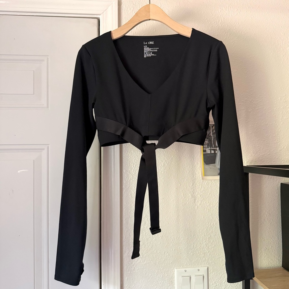 LE ORE black v neck long sleeve belted tie waist‎ cropped top